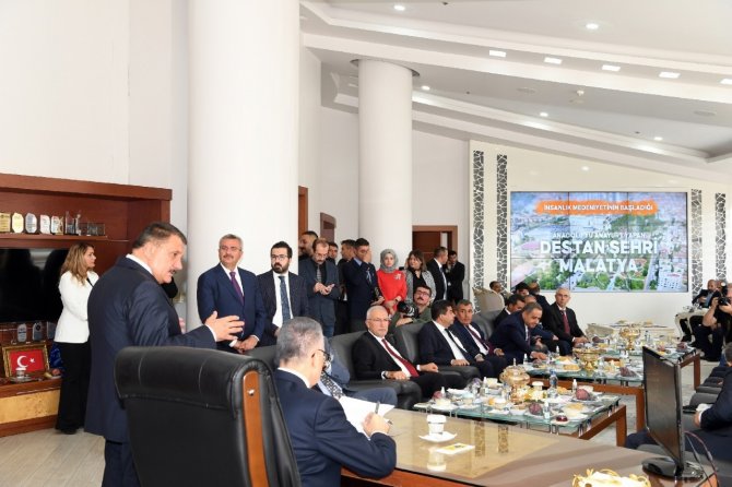 Cumhurbaşkanı Yardımcısı Oktay’dan Malatya Büyükşehir Belediyesi’ne Övgü