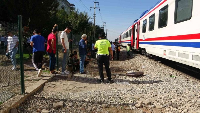 Diyarbakır’da Üst Geçit Yerine Yolu Kullanan Yaşlı Adama Tren Çarptı