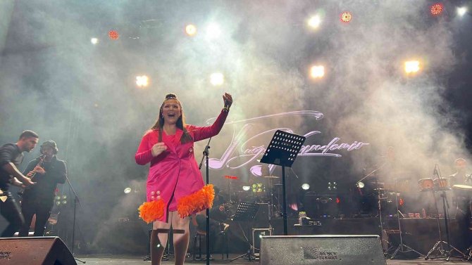 Tuğçe Kandemir, Alanı Dolduranlara Unutulmaz Bir Gece Yaşattı