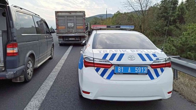 Ehliyetsiz Tır Sürücüsü Kaçtı, Lastiklerine Ateş Edilerek Durduruldu