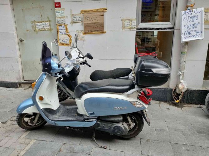 Eminönü’nde Çözülemeyen Motosiklet Sorunu Esnafı Canından Bezdirdi