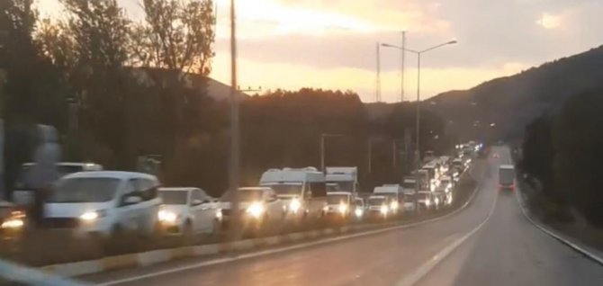 2 Kişinin Yaralandığı Trafik Kazasının Ardından Trafik Kilitlendi