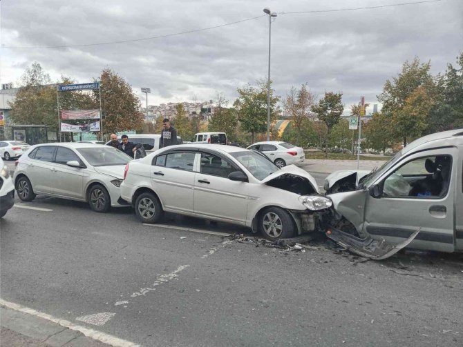 Eyüpsultan’da Feci Kaza: Refüjü Aşarak Karşı Şeride Uçan Araç Otomobile Çarptı