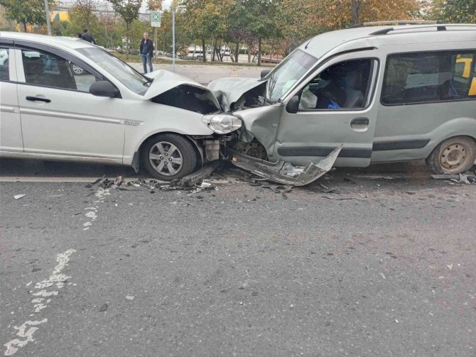 Eyüpsultan’da Feci Kaza: Refüjü Aşarak Karşı Şeride Uçan Araç Otomobile Çarptı