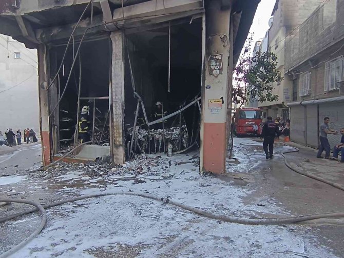 Gaziantep’te Ecza Deposunda Korkutan Yangın