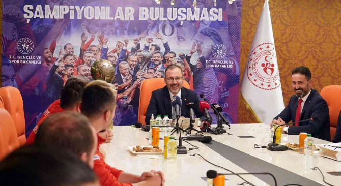 Bakan Kasapoğlu: “Ampute’de Alınan Kupa Bu İşin Zirvesi”