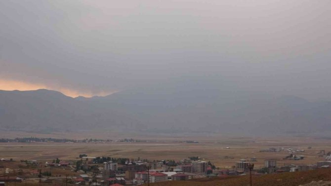 Yüksekova’da Dağlar Toz Bulutunda Kayboldu