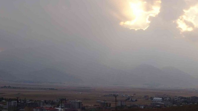 Yüksekova’da Dağlar Toz Bulutunda Kayboldu