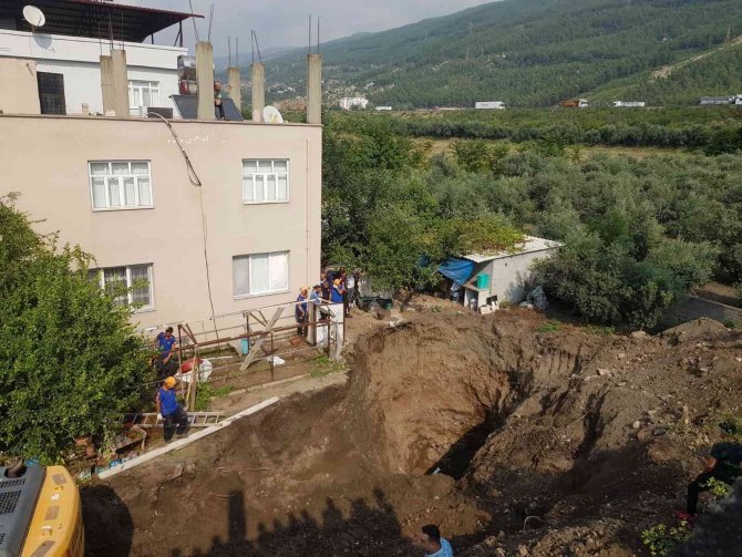 Define Aramak İçin Kazdıkları Toprağın Altında Kaldılar