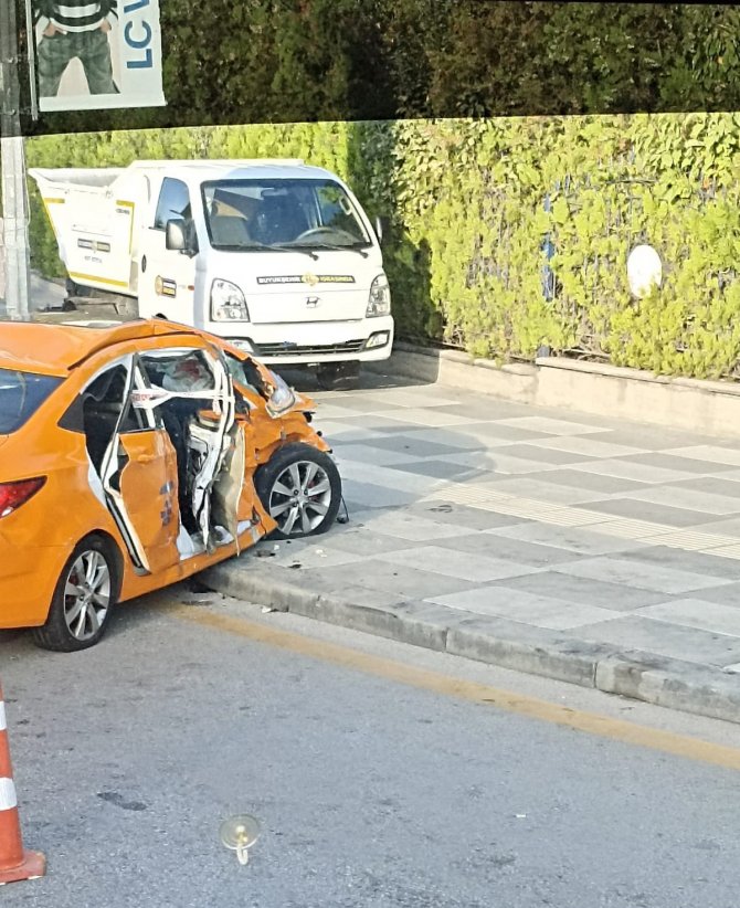 Hdp Milletvekilleri Kaza Yaptı, Taksi Şoförü Hayatını Kaybetti