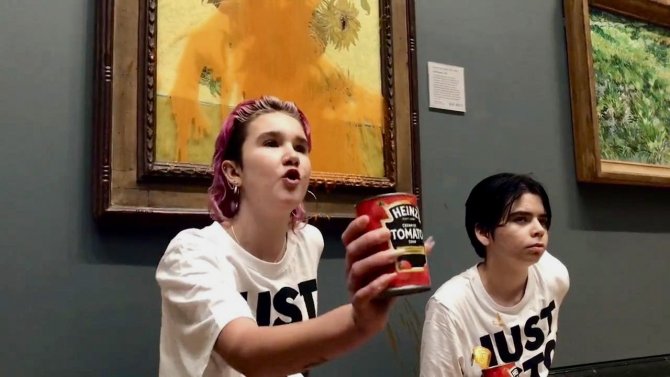 Londra’da İklim Aktivistleri Van Gogh’un Tablosuna Çorba Döktü
