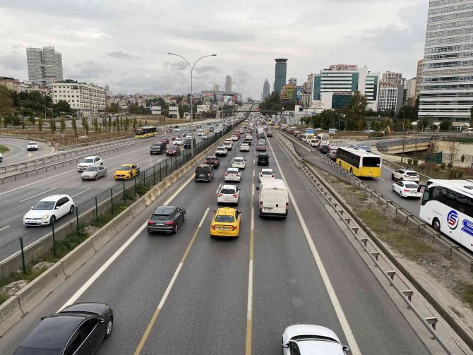 İ̇stanbul’da Haftanın Son İş Gününde Trafik Yoğunluğu