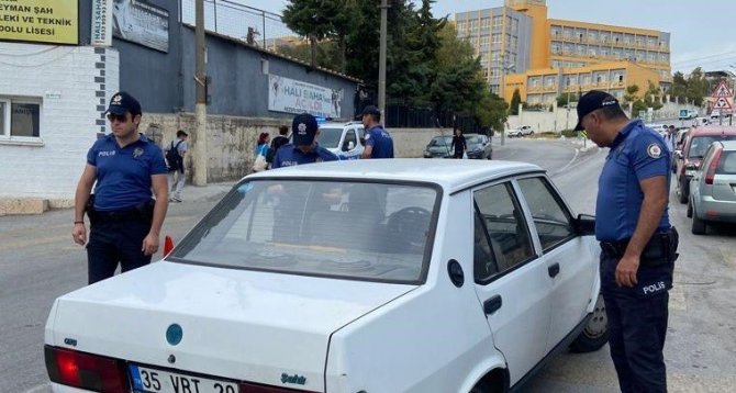 Buca’da Okul Önlerinde Emniyet Sağlanıyor