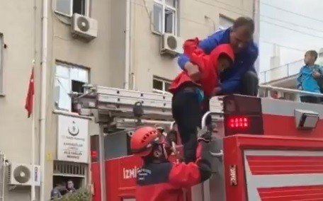 İ̇zmir’de Aile Sağlığı Merkezinde Korkutan Yangın: 3’ü Çocuk 13 Kişi Kurtarıldı