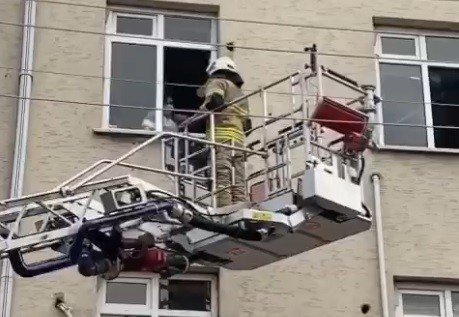 İ̇zmir’de Aile Sağlığı Merkezinde Korkutan Yangın: 3’ü Çocuk 13 Kişi Kurtarıldı