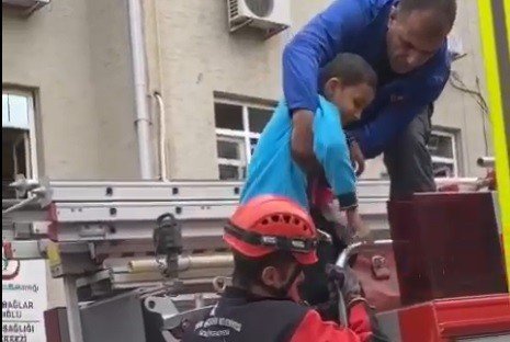 İ̇zmir’de Aile Sağlığı Merkezinde Korkutan Yangın: 3’ü Çocuk 13 Kişi Kurtarıldı
