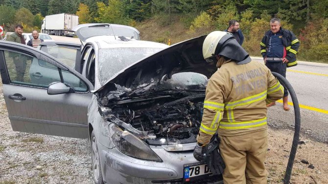 Seyir Halindeki Otomobil Alev Aldı