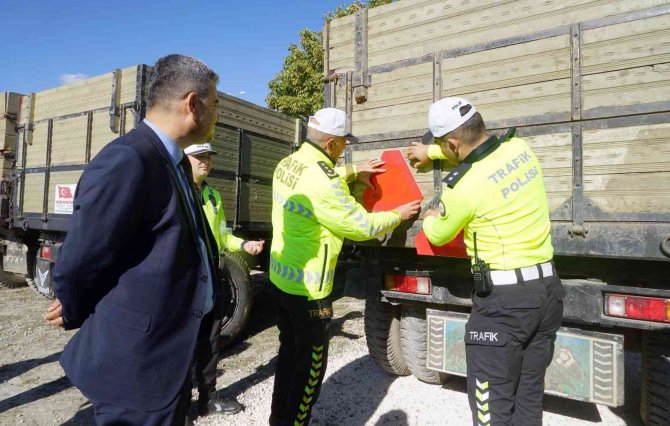 Traktörlerin Karıştığı Kazaları Önlemek İçin Çiftçilere Reflektör Dağıtıldı