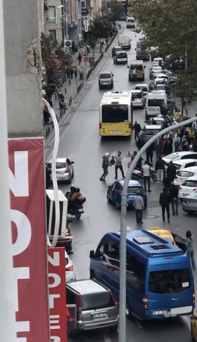 Ümraniye’de Taksici İle Motokuryenin Yumruklu Kavgası Kamerada