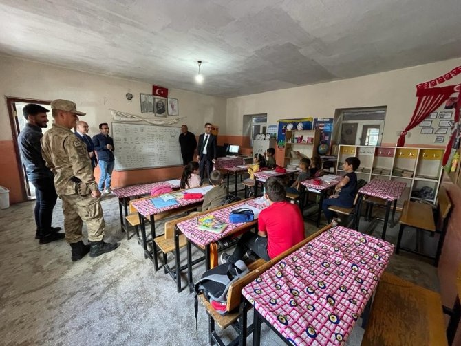 Kaymakam Daştan, Köy Köy Dolaşıyor