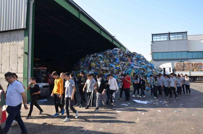 Öğrenciler Geri Dönüşüm Tesisini Gezdi