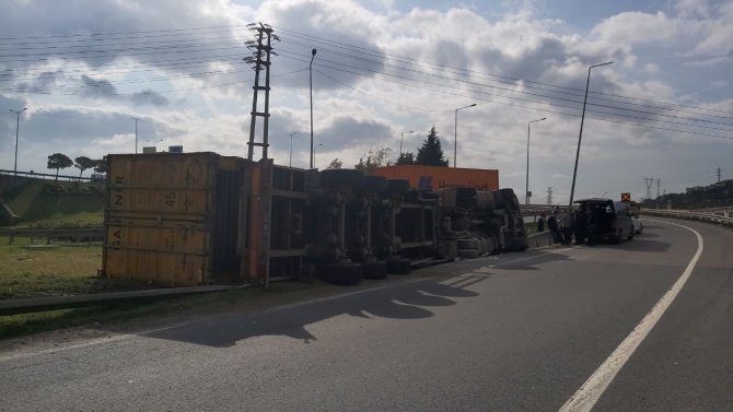 Seyir Halindeki Tır Devrildi, Sürücü Yara Almadan Kurtuldu