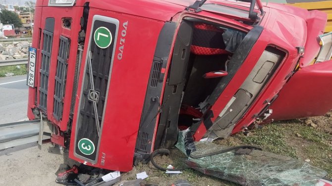 Seyir Halindeki Tır Devrildi, Sürücü Yara Almadan Kurtuldu