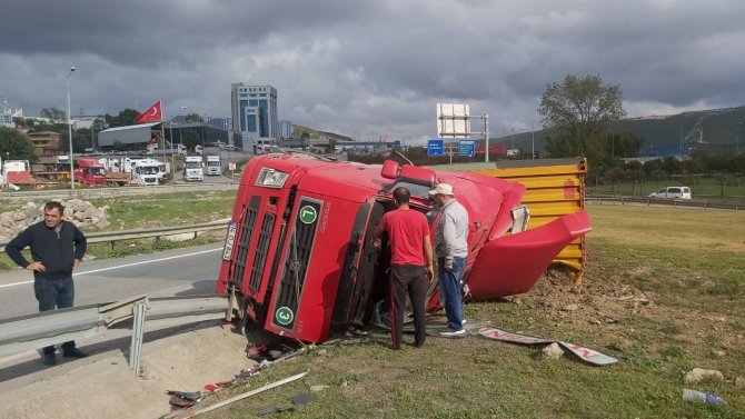 Seyir Halindeki Tır Devrildi, Sürücü Yara Almadan Kurtuldu