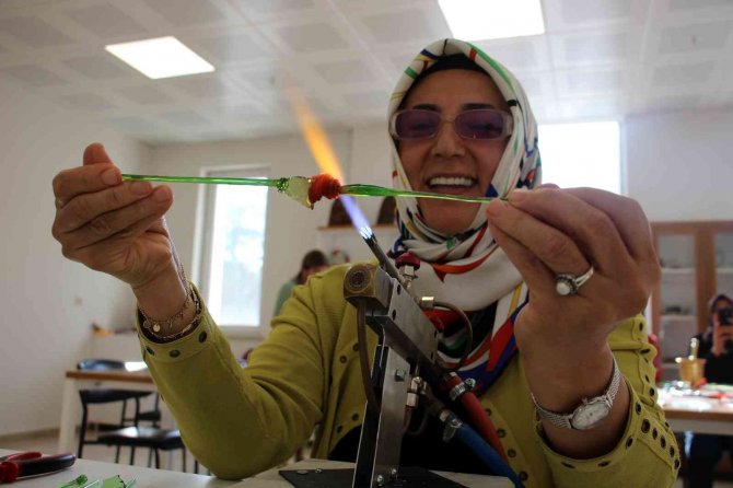 Atık Soda Şişeleri Yüksek Isıda Sanat Eserine Dönüşüyor