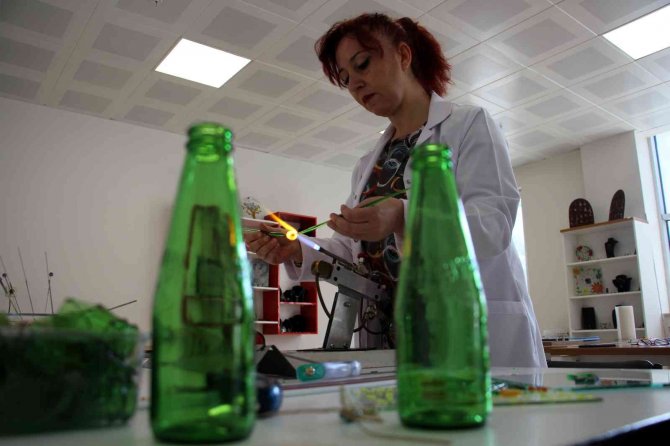 Atık Soda Şişeleri Yüksek Isıda Sanat Eserine Dönüşüyor