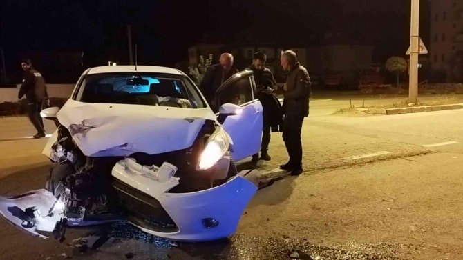 İ̇ki Kişiyi Yaralayıp Kaçtı