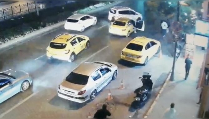 Taksim’de Ticari Taksiye Nefes Kesen Operasyon Kamerada: 2 Kilogram Uyuşturucu Yakalandı