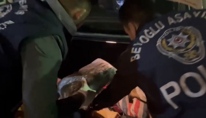 Taksim’de Ticari Taksiye Nefes Kesen Operasyon Kamerada: 2 Kilogram Uyuşturucu Yakalandı