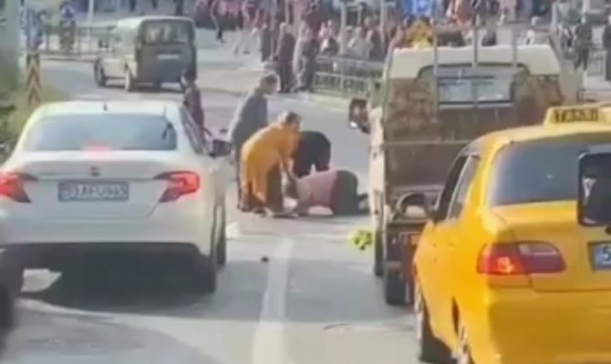 Kadınların Kavgası Kameraya Yansıdı: Birbirlerini Yerlerde Sürüklediler