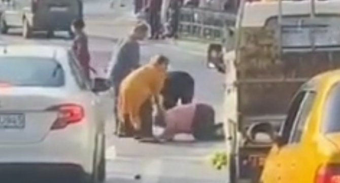 Kadınların Kavgası Kameraya Yansıdı: Birbirlerini Yerlerde Sürüklediler