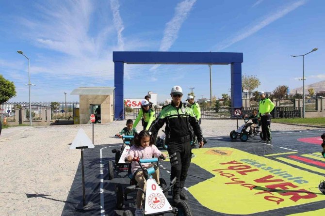 Mobil Trafik Tırında Öğrencilere Trafik Eğitim Verildi