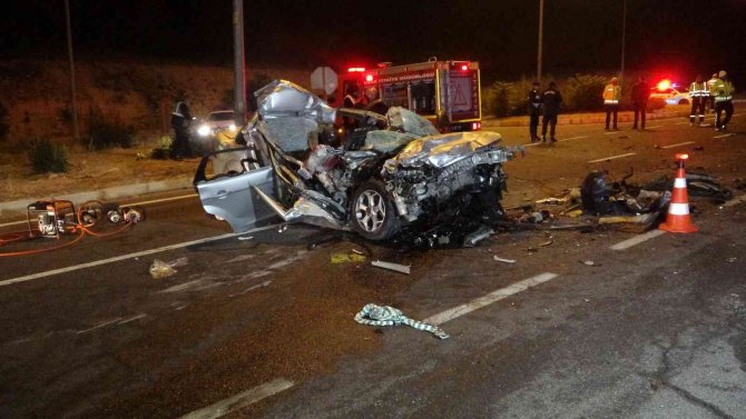 Kamyona Arkadan Çarpan Araçtaki 2 Kişi Öldü 2 Kişi Yaralandı