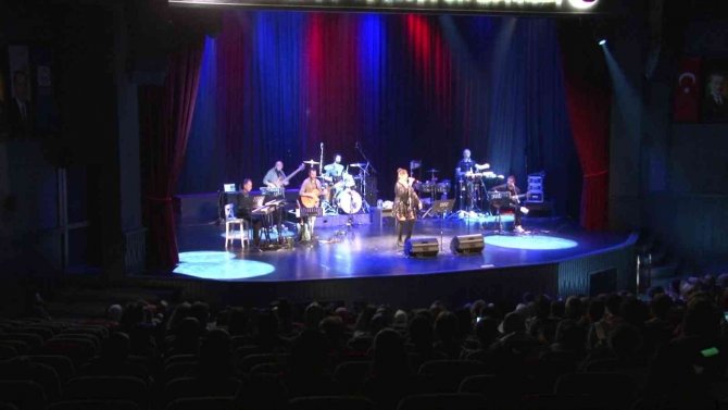Üsküdar’da, 90’ların Ünlü İsimleri Müzik Rüzgarı Estirdi