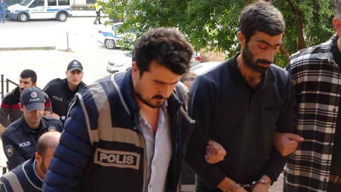 Van’dan Gelip Üvey Kardeşlerini Öldüren 4 Şüpheli Adliyede