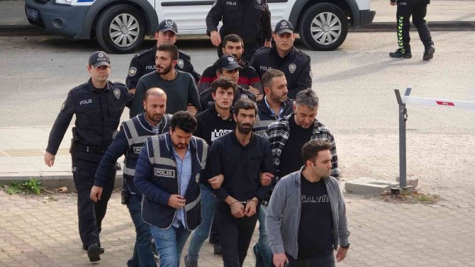 Van’dan Gelip Üvey Kardeşlerini Öldüren 4 Şüpheli Adliyede