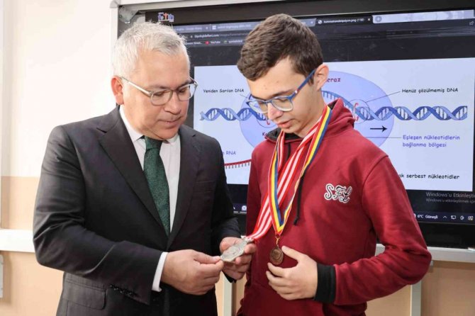 Vali Şimşek’ten Dünya İkincisi Öğrenciye Ziyaret