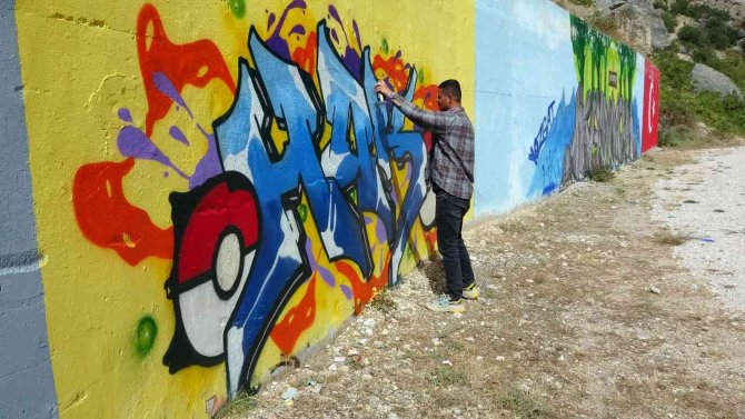İ̇lçenin Gri Duvarlarını Grafiti İle Renklendiriyor