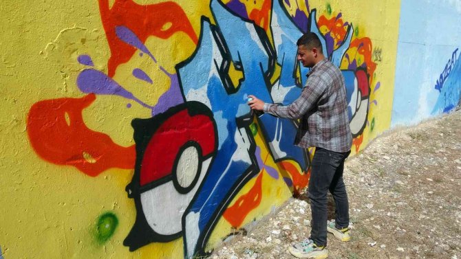İ̇lçenin Gri Duvarlarını Grafiti İle Renklendiriyor