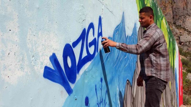 İ̇lçenin Gri Duvarlarını Grafiti İle Renklendiriyor