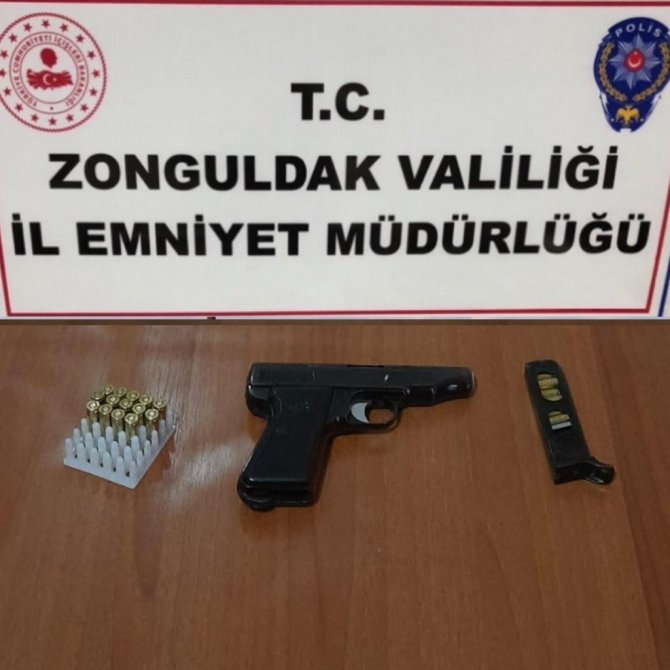 Polis Uygulamada Silah Ve Uyuşturucu Ele Geçirdi