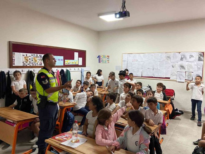 Jandarmadan Öğrencilere ’Trafik Güvenliği’ Semineri