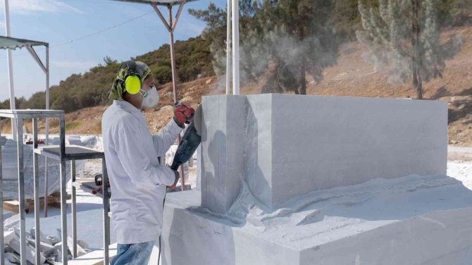 3.uluslararası Kuşadası Neopolis Heykel Sempozyumu’nda Eserler Şekilleniyor