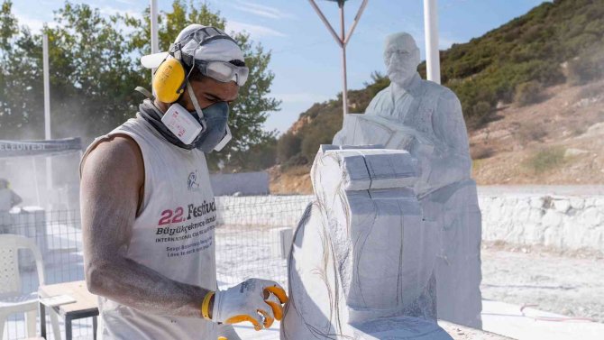 3.uluslararası Kuşadası Neopolis Heykel Sempozyumu’nda Eserler Şekilleniyor