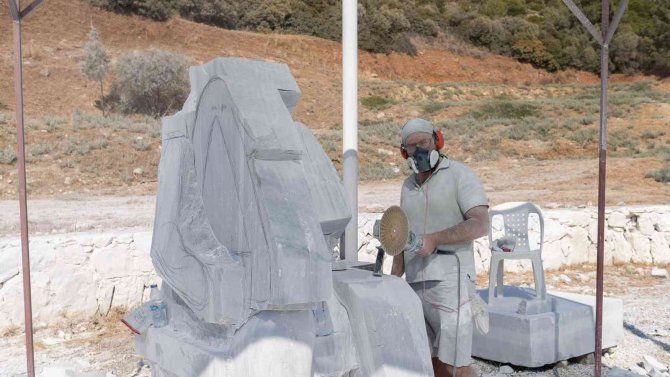 3.uluslararası Kuşadası Neopolis Heykel Sempozyumu’nda Eserler Şekilleniyor