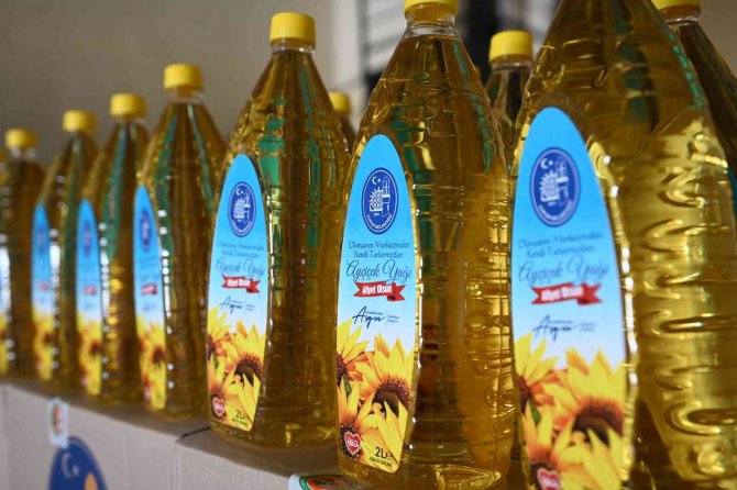 Çorum Belediyesi, Ektiği Ayçiçeklerinin Yağını İhtiyaç Sahiplerine Dağıtıyor